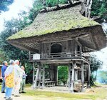 かやぶきの林泉寺山門。禅宗の興隆期である鎌倉期の様式を残しているといわれる。林泉寺は月見の名所でもある