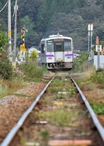 　備後庄原駅付近を走行するＪＲ芸備線の車両＝広島県庄原市