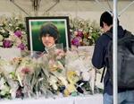 　阪神競馬場に設置された藤岡康太さんの遺影と献花台＝１３日、兵庫県宝塚市