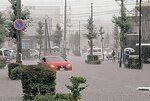 冠水した道路で立ち往生する車＝１３日午前８時３５分ごろ、鳥取市富安２丁目