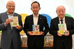 足羽教育長（中央）に贈呈品を渡した小谷会長（右）と藤井理事長＝１４日、鳥取県庁