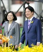 就任式典に臨む台湾の蔡英文前総統（左）と頼清徳新総統＝５月２０日、台北の総統府前（撮影・武隈周防、共同）