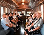 デハ２０３号の車内で運行当時をしのぶ町民ら＝１２日、南部町法勝寺