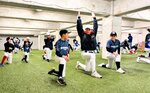 一緒にトレーニングする高校生と小学生