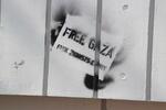 　「ＦＲＥＥ　ＧＡＺＡ」と落書きされた壁＝１日午後、東京都千代田区