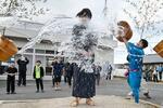 　奇祭「水祝儀」で冷水を浴びる根笹圭悟さん＝１３日午後、福島県いわき市