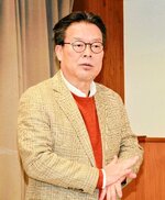 グリーン水素の貯蔵や活用について説明する須山氏＝２６日、鳥取市福部町湯山の鳥取砂丘ビジターセンター