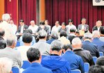 浜上町長（右奥）や町幹部職員らを前に意見を述べる町民＝８日夜、香美町村岡区の村岡老人福祉センター