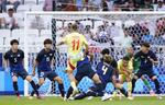 　日本―スペイン　後半、スペインのＦ・ロペス（１１）に２点目のゴールを決められる日本＝リヨン（共同）