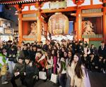 　東京・浅草寺の雷門前で記念撮影する外国人観光客ら＝１１月１５日