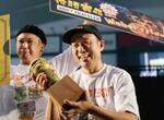 　「ジャパンバーガーチャンピオンシップ」で優勝した佐藤賢将さん（右）＝６月、埼玉県内（（Ｃ）ＪＡＰＡＮ　ＢＵＲＧＥＲ　ＣＨＡＭＰＩＯＮＳＨＩＰ）