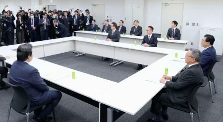 　国会内で開かれた自民、公明、国民民主３党の税制調査会幹部の会合＝１９日午後