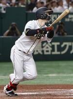 　８回阪神２死、中野が右越えに同点本塁打を放つ＝東京ドーム