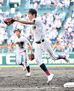 ２回戦・鳥取城北―明徳義塾　鳥取城北は三塁手の比嘉が三回に好捕を見せ、八回にも難しい打球に食らい付く＝甲子園