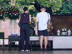 　終戦の日を前に、千鳥ケ淵戦没者墓苑で手を合わせる人たち＝１４日午後、東京都千代田区