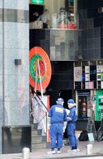 　男性が刺された現場付近を調べる宮崎県警の捜査員ら＝１０日午後１時３９分、宮崎市