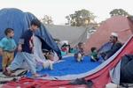 　被災地を離れ、街でテント生活をする人々＝１０月３１日、アフガニスタン・ヘラート（共同）