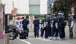 　女性が刺された現場付近を調べる警視庁の捜査員＝１１日、東京都新宿区