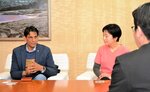 鳥取県内企業とインドとの連携について語るサミルさん（左）＝１０日、米子市役所