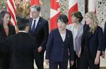 　Ｇ７外相会合の記念撮影を終えた上川外相（右から３人目）ら各国外相＝８日午後、東京都港区の飯倉公館（代表撮影）