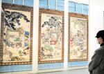 根本幽峨「琴棋書画図」（各１４０×６９・７㌢、安富コレクション）。中国の文人高士がたしなむべき四つの教養を楽しむ人々の様子を描く。今年１月に県指定保護文化財となった＝鳥取県立博物館
