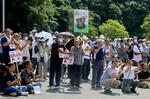 　核のごみの受け入れに反対を訴える人たち＝１０日午後、長崎県対馬市