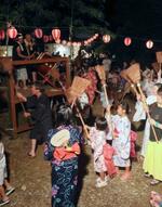 　盆踊りで披露された伝統の「ほうき踊り」＝１２日夜、三重県紀宝町