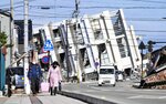 地震で倒壊した建物＝２日午前１１時１分、石川県輪島市