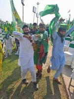 　ナワズ・シャリフ元首相の帰国を喜ぶ支持者ら＝２１日、パキスタン・ラホール（共同）