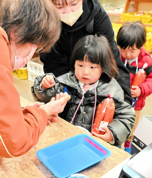 野菜の代金を支払う園児