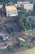 　花倉病院（左上）などが巻き込まれた「８・６水害」の土石流現場＝１９９３年８月７日、鹿児島市