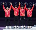 　フェンシング男子エペ団体で銀メダルを獲得した日本。左から見延和靖、山田優、古俣聖、加納虹輝＝パリ（共同）