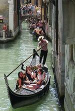 　イタリア・ベネチアの運河を巡るゴンドラ（ロイター＝共同）