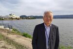 現地に立つ長谷川忠良さん＝２０２４年10月31日、湯梨浜町