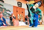 天下泰平や無病息災を祈る力強い舞を披露する踊り手＝２日、香美町香住区訓谷の沖野神社