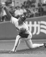 　１９８９年３月、オープン戦に登板したルーキー時代の石井琢朗さん。投手としてドラフト外で大洋に入団した＝横浜