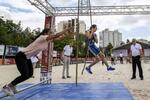 　２０２２年６月にトルコで行われた近代五種のテスト大会でロープを使った障害物に挑む選手＝アンカラ（Ａｎａｄｏｌｕ　Ａｇｅｎｃｙ提供・ゲッティ＝共同）