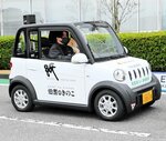 県内企業製品を実装したＥＶを運転する社員＝２２日、南部町原のＮＯＫ鳥取事業場