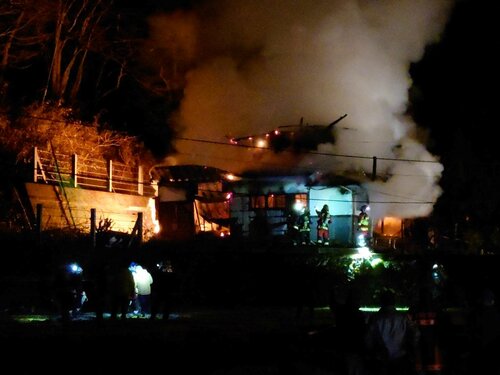 炎を上げて燃える住宅＝２６日午後９時５０分ごろ、智頭町郷原