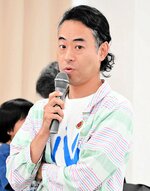 参加者からの質問に答えながら制作中の思いや意図を語る波田野さん