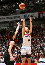 　Ａ東京戦でシュートを放つ三遠の湧川＝国立代々木競技場（（Ｃ）Ｂ．ＬＥＡＧＵＥ）