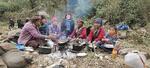 　ネパール北部で遊牧民を取材するバネッサさん（中央）（本人提供・共同）