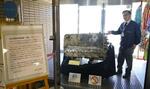 　滋賀県平和祈念館で展示されている「飛燕」のエンジンを説明する担当者＝２０２３年１２月