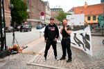 　コペンハーゲンのイラク大使館前でデモを行う「デニッシュ・ペイトリオッツ」のメンバー＝２４日（ロイター＝共同）