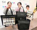 地元企業での実習で「推し活」用のバッグを提案した学生と商品化されたトートバッグ