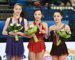 　フィギュアスケートの２０１６年世界ジュニア選手権で優勝した本田真凜（中央）＝デブレツェン（共同）