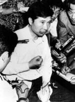 　１９７３年８月、東京のホテルで拉致された後、ソウルの自宅近くで解放され記者団の質問に答える金大中氏（東洋通信＝共同）