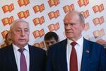 　モスクワ州で開いた党大会に出席した共産党のハリトノフ下院議員（左）とジュガーノフ委員長＝２３日（タス＝共同）