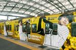 　阪神甲子園駅で披露された、阪神球団創設９０周年記念の特別ラッピング列車＝５日、兵庫県西宮市