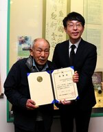 李総領事（右）から感謝状を受け取った岩田さん＝１８日、琴浦町別所の日韓友好資料館